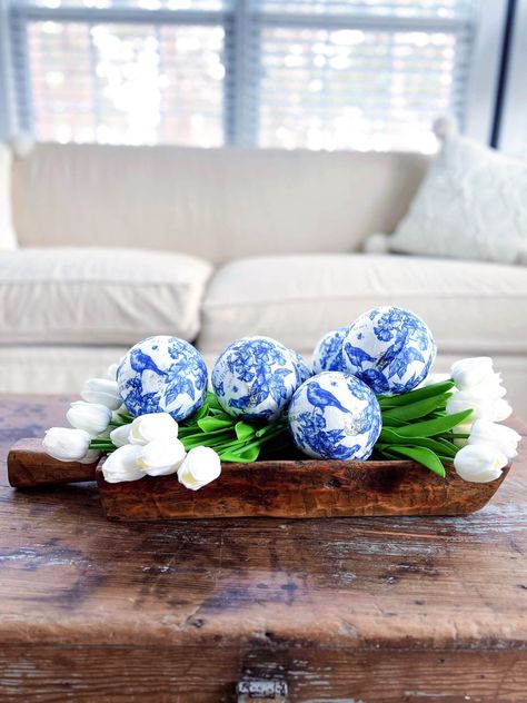 Blue Willow Living Room, Blue Spring Decor, Blue And White Easter Decor, Chinoiserie Easter Decor, Decorative Balls In Bowl, Chinoiserie Balls, Blue And White China Decor, Blue And White Vases With Flowers, Delft Decor