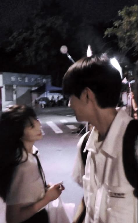 Zhang Lurang, Zhang Miao Yi, Zhou Yiran, Futurisme Retro, 사진 촬영 포즈, Best Dramas, Hidden Love, Ulzzang Couple, Film Aesthetic