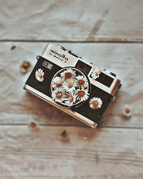 Camera Aesthetic, Camera Art, Old Camera, Foto Art, Spring Aesthetic, Vintage Cameras, Brown Aesthetic, Vintage Camera, Aesthetic Images