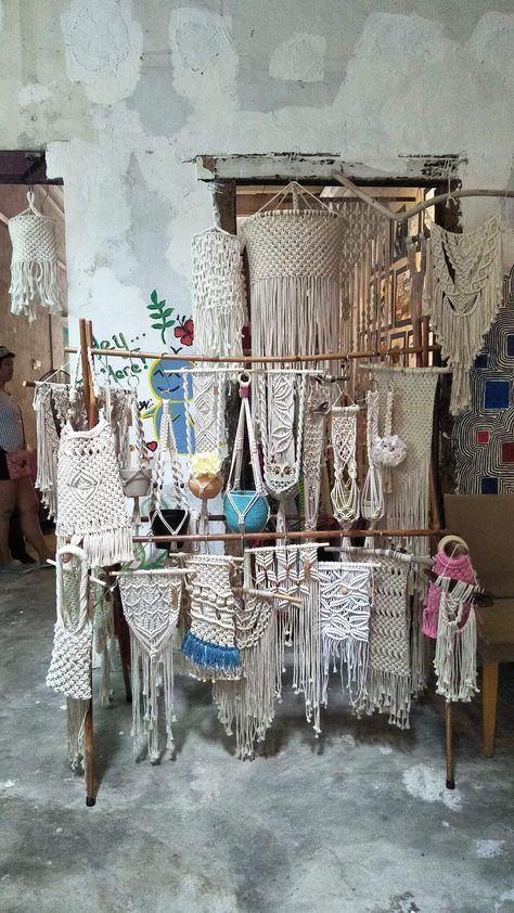 Display ideas How To Display Macrame At A Craft Show, Macrame Display Ideas, Macrame Market Display, Macrame Display, Craft Booth Design, Craft Market Display, Market Booth, Macrame Table Runner, Macrame Backdrop