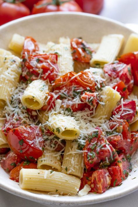 Pasta is the ultimate comfort food, and this rigatoni with roasted tomatoes recipe adds a few layers of deliciousness and ease. Did I mention deliciousness? Roasted Tomatoes Recipe, Unique Pasta, Rigatoni Recipes, Slow Roasted Tomatoes, Tomatoes Recipe, Regional Food, Roasted Tomato, Juicy Tomatoes, Recipe Roundup