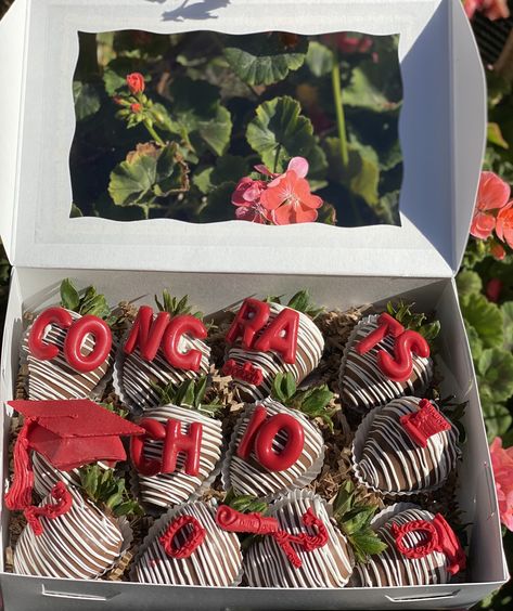 Graduation chocolate cover strawberries Chocolate Covered Strawberries Graduation, Graduation Treat Box Ideas, Graduation Strawberries Chocolate, Graduation Strawberry Ideas, Graduation Chocolate Covered Strawberry, Graduation Strawberries, Grad Treats, Strawberry Cover, Strawberry Business