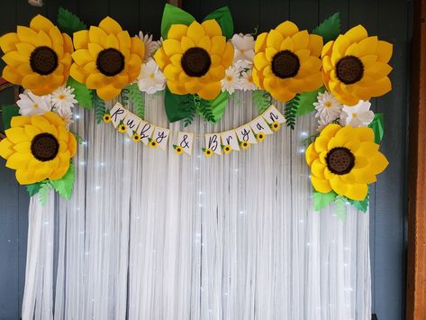 Fall Sunflower Weddings, Sunflower Wedding Favors, Sunflower Paper, Giant Flowers Diy, Sunflower Centerpieces, Paper Sunflowers, Retirement Party Decorations, Diy Wall Art Decor, Paper Craft Diy Projects