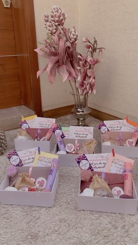 Bridesmaid Hamper Ideas, Bridesmaid Gift Hamper, Weeding Gift Ideas, Bridesmaid Hamper, Bridesmaid Proposal Diy, Wedding Dance Video, Birthday Hampers, Quotes Short, Pink Bridal