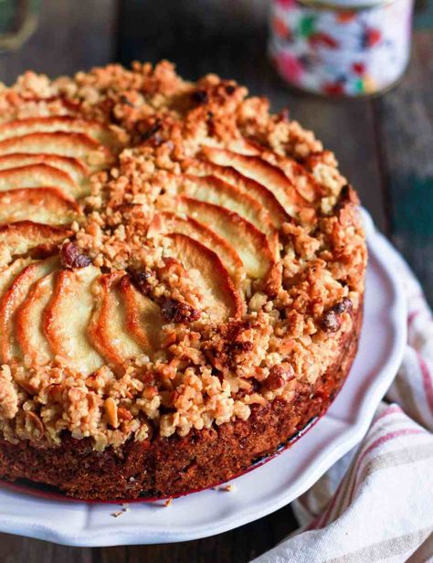 Eggless Fresh Fruit Cake Recipe, Fruit Sponge Cake, Vegan Apple Crumble, Crumble Cake Recipe, Vegan Apple Cake, Healthy Apple Crumble, Apple Crumble Cake, Fruit Crumble, Eggless Cake Recipe