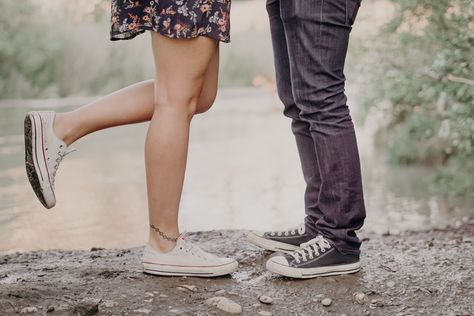 Converse Engagement Photos, Converse Couple, Converse Trainers, Couple Shoes, Shoes Photography, Converse Style, Cute Couples Photos, Latest Shoes, Couple Shoot