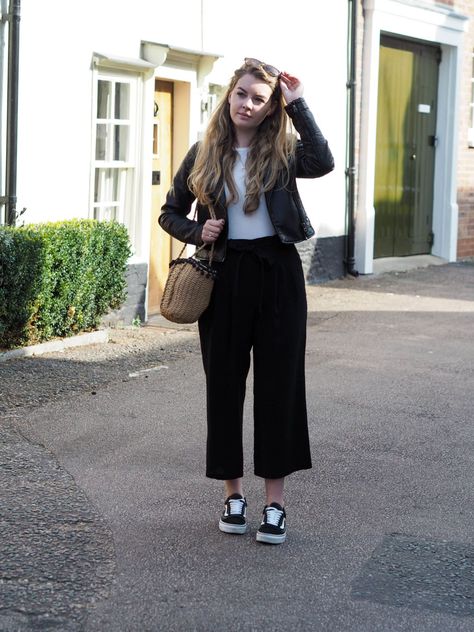 Black Culottes Outfit Casual, Cullotes Outfit Casual, Black Cullotes Outfits, Culottes Outfit Casual, Black Culottes Outfit, Zara Culottes, Culottes Outfit, Black Culottes, Stylish Fall Outfits