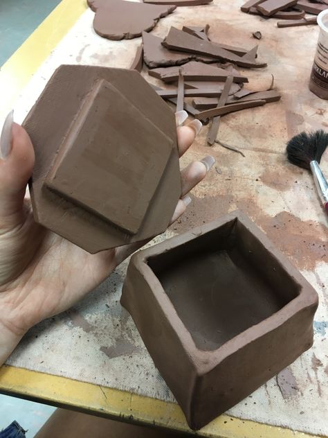 Ceramics Box Ideas With Lid, Clay Box Ideas Ceramics Art Projects, Clay Boxes With Lid Aesthetic, Ceramics Box With Lid, Clay Boxes With Lid Ideas, Ceramic Boxes With Lid Handmade, Pottery Boxes With Lids Ideas, Air Dry Clay Box With Lid, Ceramic Slab Box Ideas