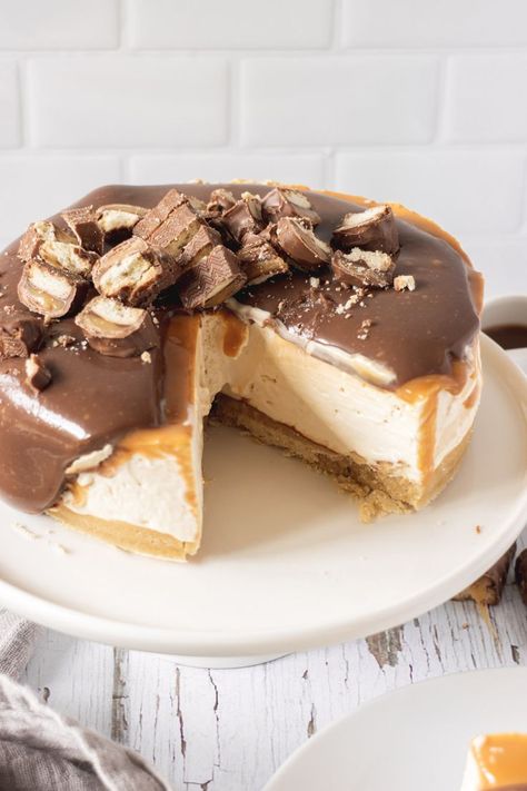 Twix Cheesecake Recipe, Twix Cheesecake, Chocolate Caramel Tart, White Chocolate Recipes, Baked Caramel, Amazing Chocolate Cake Recipe, Easy Chocolate Desserts, Cake Cafe, Hot Chocolate Cookies