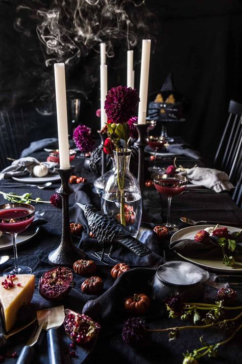 Décoration Table Halloween, Halloween Chic, Halloween Table Settings, Soirée Halloween, Elegant Halloween Decor, Table Halloween, Fest Temaer, Halloween Tablescape, Halloween Fest