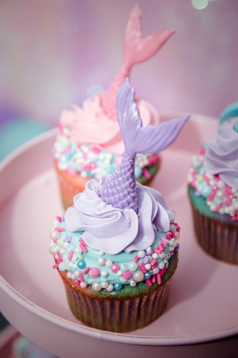 Seashell Plates, Gökkuşaği Pasta, Cake Mermaid, 4de Verjaardag, Cupcakes Birthday, Mermaid Cupcakes, Mermaid Birthday Cakes, Mermaid Theme Party, Mermaid Parties