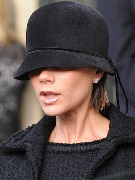 victoria beckham cloche hat - for those times you really don't need to see where you're walking :p Cappello Cloche, Laura Bailey, Cloche Hats, Victoria Beckham Style, Victoria B, Victoria Fashion, Poppy Delevingne, Love Hat, Cloche Hat