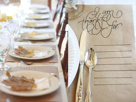 Beautiful and simple Thanksgiving table setting idea with kraft paper - Skies of Parchment. #thanksgiving #tablescape #tablesetting #tabledecor Thanksgiving Table Place Settings, Passover Table Setting, Thanksgiving Table Settings Diy, Rustic Thanksgiving Table, Place Setting Ideas, Thanksgiving Table Settings Simple, Simple Thanksgiving Table, Holiday Place Settings, Hosting Thanksgiving Dinner