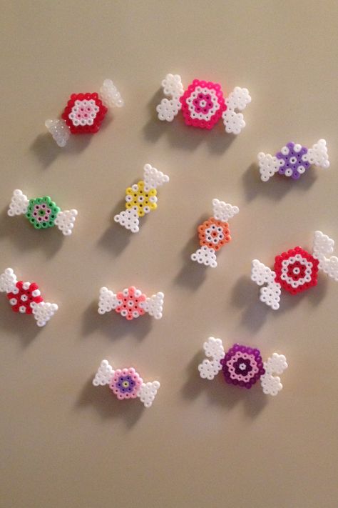 Perler beads, hama beads, bead sprites, nabbi fuse melty beads. Hexagonal candies, sweets, caramelos Perler Beads Ideas, Kalung Manik-manik, Melt Beads Patterns, Hama Art, Hamma Beads Ideas, Easy Perler Bead Patterns, Pola Manik, Melty Bead Patterns, Pearl Beads Pattern