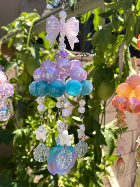 Spin able / about 20cm long and 7cm wide / made of 16mm arcrylic beads #beads #handmade #windchimes #rose #beading #beadwork #homedecorideas Handmade Windchimes, Misty Dawn, Magical Items, Mirror Pendant, Bead Bag, Phone Straps, Beaded Jewelry Necklaces, Jewerly Making, Bead Charms Diy