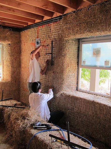 изгибая окна Straw Bale Building, Straw Bale Construction, Cob Building, Straw Bale House, Tiny House Blog, Eco Buildings, Earthship Home, Mud House, Living Simply