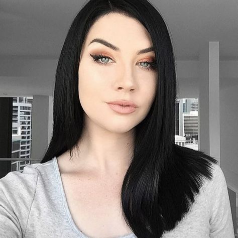 Rachel aust Pale With Black Hair, Pale Black Hair, Rachel Aust, Black Hair Pale Skin, Pale Women, Pale Skin Makeup, Hair Pale Skin, Jet Black Hair, Black Hair Color