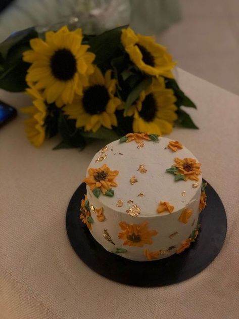 Cake Decorating Sunflowers, Sunflower Cake Aesthetic, Birthday Cake Aesthetic Yellow, Sunflower Mini Cake, Birthday Cake Sunflower, Sunflower Cake Birthday, Sunflower Themed Cake, Sunflower Birthday Cakes, Sunflower Cake