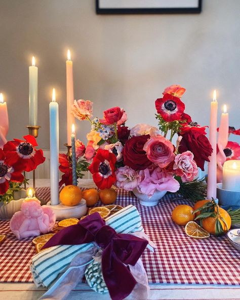 Ｔｈｅ Ｒｏｓｅｈｉｐ ａｎｄ Ｂｅｒｒｙ on Instagram: “Was just playing about with table dressing when my @angela.mugnai.emporium gingham runner arrived ❤️💕✨ X” Red Checkered Table Decor, Red Gingham Table Setting, Angela Mugnai, Gingham Table Runner, February Mood, Gingham Decorations, Gingham Party, Cottage House Interior, Backyard Dinner