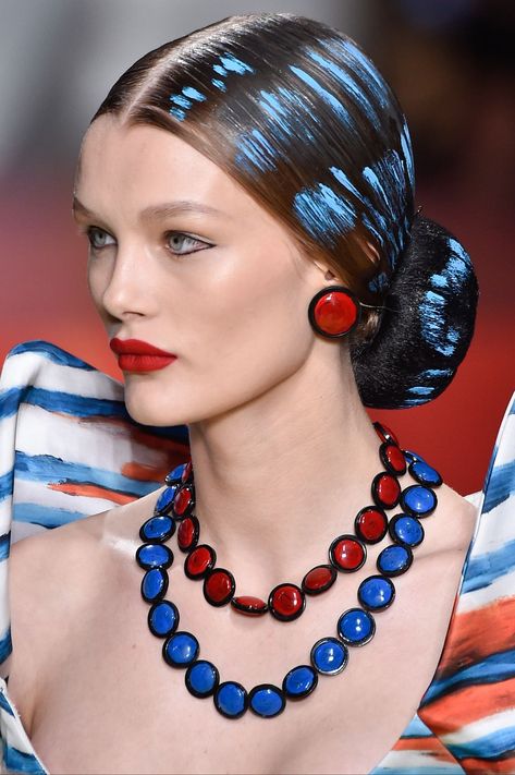 Moschino - Runway - Milan Fashion Week Spring/Summer 2020 Moschino Runway, Runway Jewelry, Giorgio Armani Beauty, Tight Braids, Luminous Silk Foundation, Armani Beauty, Shiny Hair, Milan Fashion, Fashion Week Spring