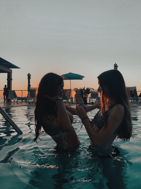 Besties Pool Pictures, Pool Picture Ideas Friends, Pool Photos With Bestie, Aesthetic Pool Pictures Friends, Swimming Pool With Friends, Swimming Pool Pictures With Friends, Friend Pool Pictures, Bff Pool Pictures, Holiday With Best Friend