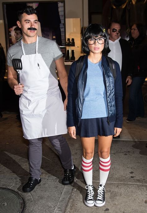 Horrifying and Hilarious Photos of Celebs in Halloween Costumes Halloween Costumes Couples Funny, Bobs Burgers Costume, Bob's Burgers Halloween, Burger Costume, Most Creative Halloween Costumes, Meme Costume, 90s Halloween Costumes, Funny Couple Halloween Costumes, Halloween Parejas