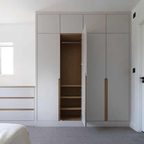 Wardrobe Around Door, Scandinavian Wardrobe Design, Minimal Wardrobe Design, Modern Built In Wardrobe, Wardrobe Furniture Design, Hallway Wardrobe Ideas, Wardrobe Colour Ideas, Cupboard Design Wardrobe, Mdf Wardrobe