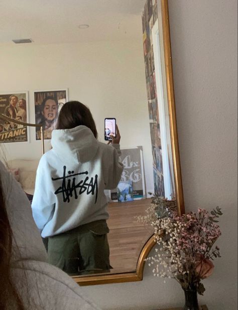 White Stussy Hoodie Outfit, European Street Style Women, White Stussy Hoodie, Stussy Crewneck Outfit, Stussy Women Outfit, Grey Stussy Hoodie, Stussy Outfit Woman Street Styles, Stussy Hoodie Outfit Women, Stussy Outfit Woman