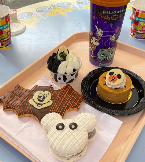 Best Life & Beyond on Instagram: “Halloweentime Treats are Happening at Disneyland!! 😍🎃🖤🙌🏼” Food Halloween, Disney Photo Ideas, Disneyland Food, Disney World Pictures, Disneyland Halloween, Disney Background, Disney Photography, Halloween Painting, Disney Photos