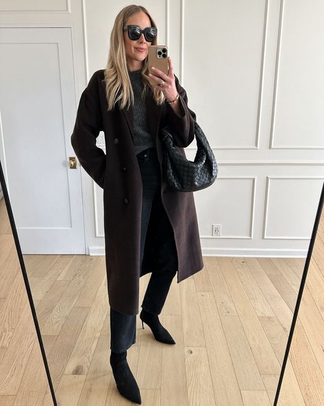 Brown Winter Coat Outfit, Brown Suede Boots Outfit, Beige Sweater Outfit, Winter Coat Outfit, Suede Boots Outfit, Chic Winter Outfit, Brown Winter Coat, Jeans Outfit For Work, Suede Jacket Women