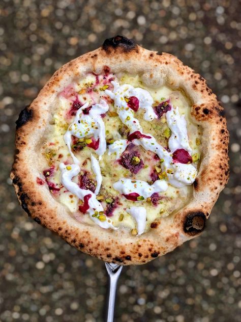 Stracciatella Pizza, Pizza Oven Recipes, Pizza Dessert, Pistachio Recipes, Neapolitan Pizza, Brick Oven Pizza, Artisan Pizza, Black Garlic, Perfect Pizza