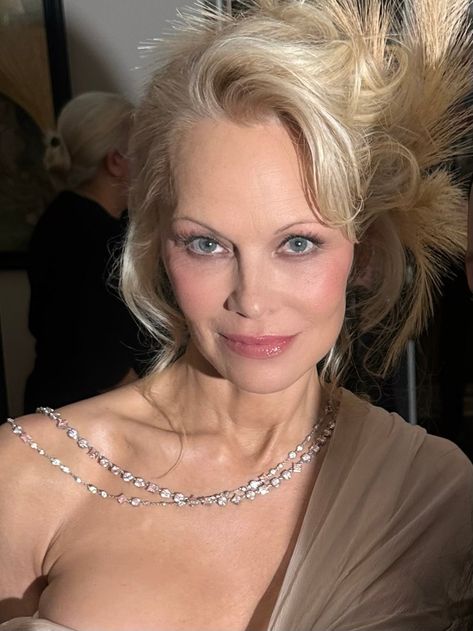 Pamela Anderson Returns To Make-Up ¨C But Not As You Know It ¨C For The Met Pamela Anderson Met Gala, Pamela Andersen, Pam Anderson, Minimalist Beauty, Vogue Beauty, Bare Face, Fabulous Clothes, Fresh Skin, Celebrity Beauty