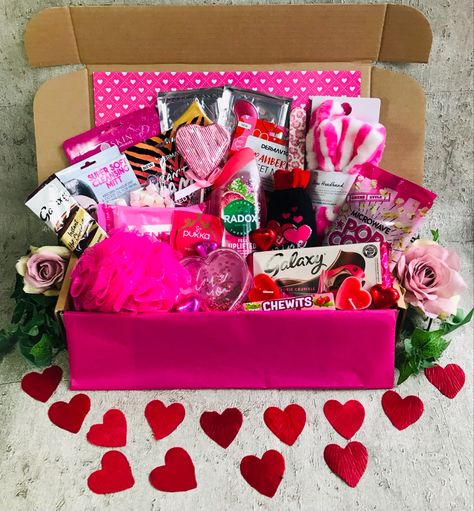 This is a lovely Valentine’s Day/Galentines gift hamper for her. Full of relaxation treats to put a smile on your loved ones face. A great gift idea for your Valentine or Your Galentine. The hamper includes 🌹DermaV10 Cranberry face mask 🌹DermaV10 Cant be tamed Passionfruit Foot pack 🌹Pink Grapefruit Bubble Sheet Mask 🌹Pink under eye gel patches 🌹Gold collagen lip mask 🌹Radox Minerals, Basil and Pink Grapefruit shower gel 250ml 🌹A pink body scrub 🌹Super soft cleansing mitt 🌹Makeup head b Pink Body Scrub, Bubble Sheet, Collagen Lip Mask, Chocolate Lollies, Pukka Tea, Hampers For Her, Galentines Gifts, Pamper Hamper, Pink Foil