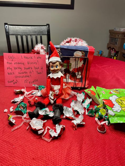 Elf On The Shelf With Hershey Kisses, Elf On The Shelf Kisses Ideas, Elf Hershey Kisses, Elf On The Shelf Hershey Kisses, Simple Elf On The Shelf Ideas, Elf Kisses, Elf Classroom, Hersey Kisses, Hersheys Kisses