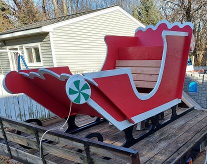 Here is a pretty easy DIY as far as making a Santa Sleigh. We needed one for the parade but this would be fantastic in your yard as well. Bonus is that it's 4 pieces slotted to fit together for seasonal use and store flat along a wall in the garage afterwards. It takes 3 sheets of plywood to make this sleigh. You can draw or download a sleigh pattern of your choosing onto a piece of paper then grid it and grid your plywood. Then you simply draw each grid section in pencil then marker… Wooden Sleigh Diy, Wooden Christmas Yard Decorations, Sleigh Pattern, Winter Wonderland Christmas Party, Simply Draw, Halloween Horse, Wooden Sleigh, Floating Decorations, Diy Santa