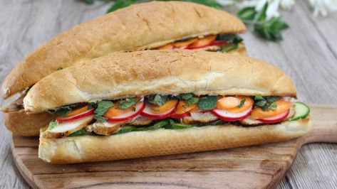 Bon Mi Sandwich Recipe, Bon Mi Sandwich, Chicken Banh Mi, Onion Sandwich, Chicken Pickle, Barbeque Pork, Bacon Food, Vietnamese Sandwich, Eating Well Recipes