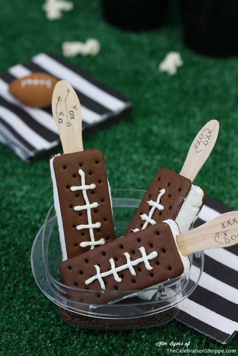 Football party icecreamsandwiches Brilliant!!! Super Bowl Party Ice Cream Sandwiches #splendideveryday Football Ice Cream Sandwiches, Football Sandwiches, Football Themed Desserts, Football Party Treats, Bowl Desserts, Superbowl Desserts, Football Party Decorations, Bowl Party Food, Football Snacks