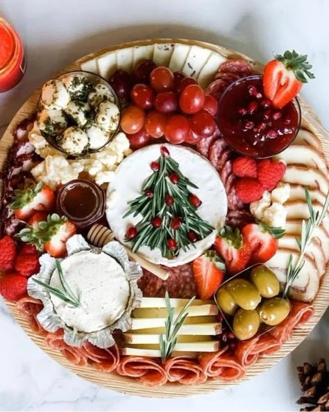 Christmas Brie, Christmas Party Appetizers, Christmas Cheese Boards, Christmas Vegan, Christmas Spread, Christmas Charcuterie, Christmas Cheese, Christmas Appetizers Party, Christmas Platter