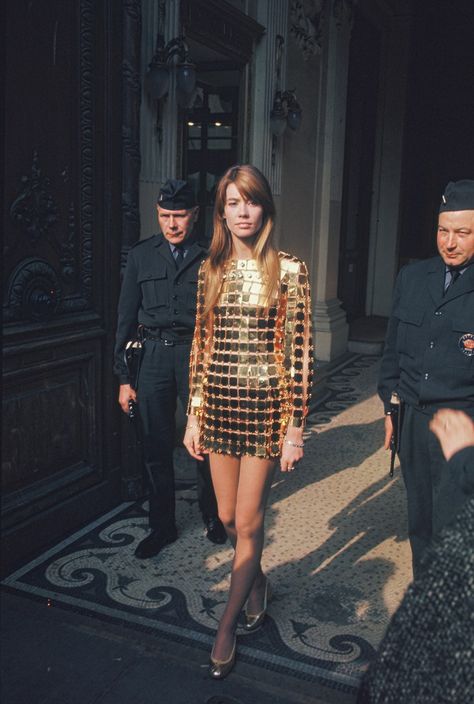 Why you should see the “Paco Rabanne, Fashion Metallurgist” exhibition | Vogue Paris Rock Dress, Francoise Hardy, Walking Down The Street, Estilo Hippy, Lauren Hutton, Studio 54, Jane Birkin, Looks Street Style, Mini Short