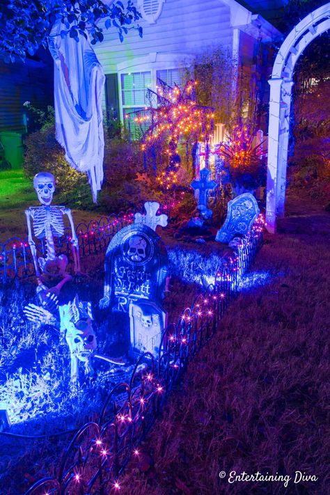 Creating a spooky Halloween graveyard is not that hard with these amazing, crazy spooky outdoor Halloween decor ideas. Make your front yard look like the ultimate Halloween cemetery that everyone will love! Diy Halloween Graveyard, Halloween Fence, Halloween Yard Displays, Outside Halloween Decorations, Halloween Yard Signs, Halloween Yard Art, Scary Halloween Decorations Diy, Dekorasi Halloween, Halloween Diy Outdoor