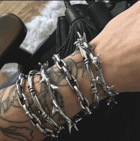 Souvenir Jewelry, Grunge Jewelry, Edgy Jewelry, Wire Cuff, Crown Of Thorns, Dope Jewelry, Estilo Punk, Barbed Wire, Funky Jewelry