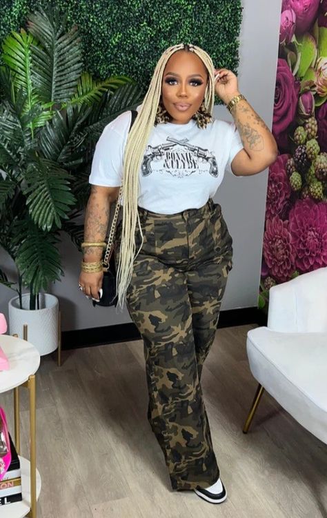 Plus Size Cargo Pants Outfit Baddie, Camo Wide Leg Pants Outfit, Army Fatigue Shorts Outfits For Women, Army Cargo Pants Outfit, Camoflauge Outfits, Fashion Work Outfit, Camouflage Fashion, Plus Size Baddie Outfits, Dope Clothes