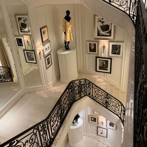 staircase design modern stair walls Staircase Design Modern Stair Walls, Upper East Side House, Beautiful Stairways, Upper East Side Aesthetic, East Side Aesthetic, Elegant Staircase, Parisian Interior Design, Upper East Side Nyc, Stair Walls