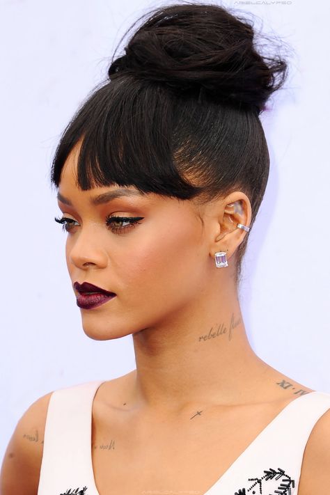 Rihanna Piercings, Rihanna Makeup, Pave Ear Cuff, Double Ear Piercings, Rihanna Hairstyles, Pink Tourmaline Crystal, Diamond Ear Cuff, Dark Lipstick, Rihanna Style