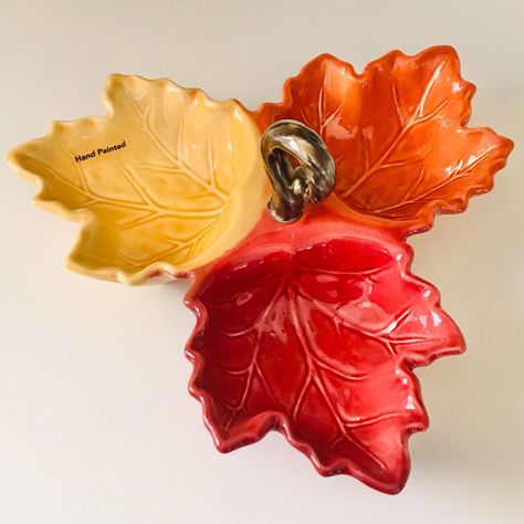 Kohl’s Celebrate Fall Together Harvest Colorful Leaf Triple 3-Bowl Serving Dish Attached Decor Decoration • Measures approximately 4” tall with handle • Material: ceramic • Hand-painted • Glossy finish • Heavy • Dishwasher safe • Not for use in microwave or oven • Best for hors d’oeuvres, condiments, candy, nuts and dips ***Retired*** New without box! #Fall #Autumn #Harvest #Thanksgiving #Leaves Fall Themed Pottery, Thanksgiving Ceramics Ideas, Thanksgiving Clay Ideas, Fall Ceramic Ideas, Thanksgiving Ceramics, Thanksgiving Pottery, Thanksgiving Leaves, Diy Air Dry Clay, Wood Stain Colors