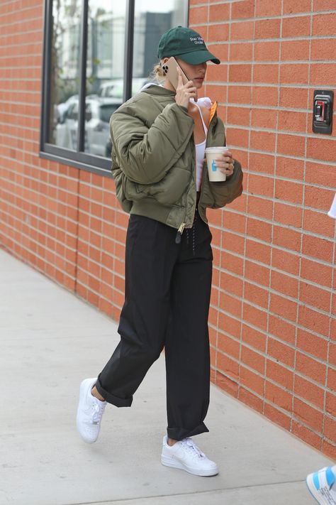 Hailey Bieber Hat, Hailey Bieber Outfits Street Style, Maeve Reilly, Hailey Baldwin Street Style, Minimal Chic Style, Outfit Street Style, Hailey Baldwin Style, Models Off Duty Style, Womenswear Fashion