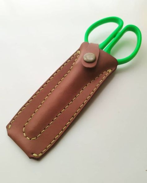 #sheath #leathersheath #scissorsheath #smallleatherproject #simpleproject #stationery Neck Wallet, Leather Pencil Case, Rugged Style, Edc Gear, Leather Work, Leather Sheath, Leather Pouch, Paracord, Leather Working