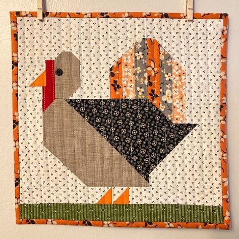 Turkey Quilt Block, Turkey Quilt, Lamb Quilt, November Decor, Fall Table Runner Patterns, Flower Quilt Patterns, Quilting Digest, Turkey Pattern, Quilted Potholders