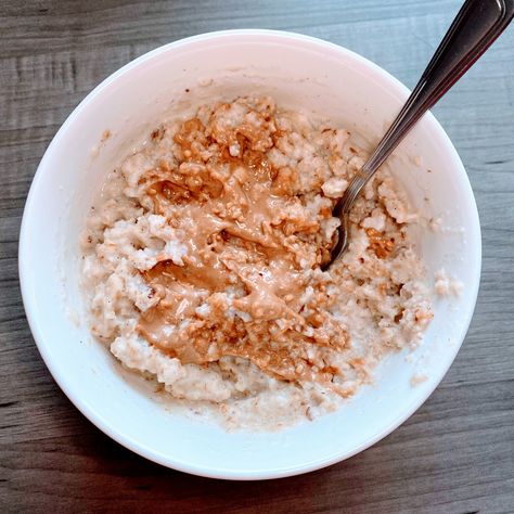 High-Protein Egg White Oatmeal (Quick & Easy) - Haley Nicole Fit Egg White Oatmeal, Egg White Breakfast, Oat Slice, Protein Egg, Bowl Of Oatmeal, Protein Baking, Over Easy Eggs, Healthy Eggs, Macro Meals