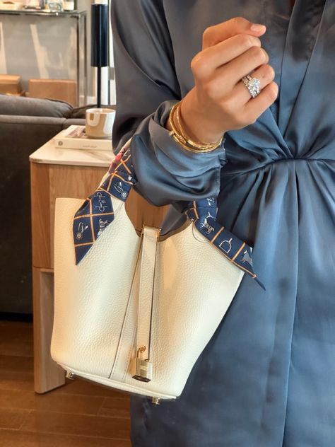 Hermes white picotin bag held on the crook of my arm Hermes Pitocin, Picotin 22 Hermes, Hermes Picotin 18cm Outfit, Hermes Picotin Outfit, Picotin Outfit, Hermes Bags Picotin, Hermes Bag Aesthetic, Hermes Bag Outfit, Hermes Products